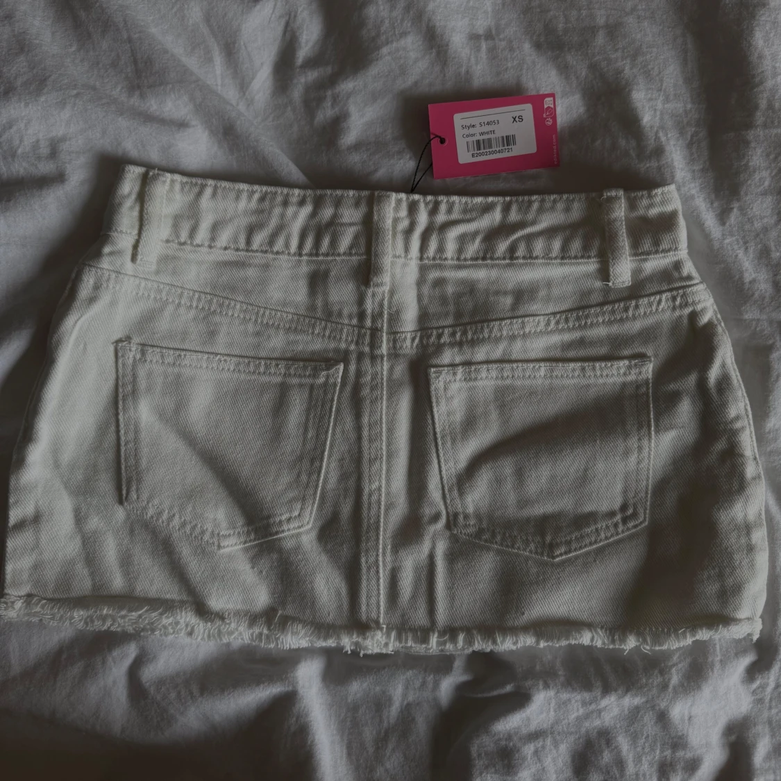 Vit jeanskjol från Edikted - 1