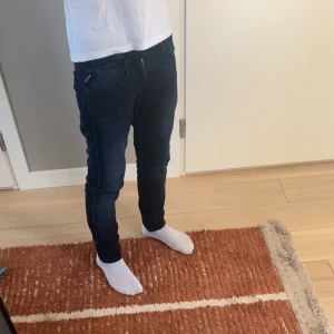 Mörkblå jeansbyxor herr - Riktigt feta replay byxor • färg mörkblå • sitter slim fit • 10/10 skick • hör av dig vid funderingar