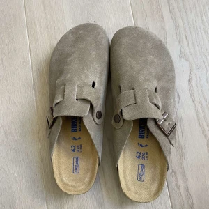 Birkenstock Boston taupe  - Helt nya birkenstock i färgen tuape. Storlek 42. Oanvända. Om du har en fråga tveka inte på att skriva