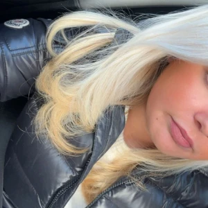 Svart pufferjacka från Moncler - Säljer en svart pufferjacka från Moncler med glansig finish och quiltad design. Äkta såklart köpte på nk för ungefär 1,5 år sedan så den kostade 11 000 säljer den bara för den tyvärr är för lite för mig❤️❤️sytt ett litet hål som knappt skyms