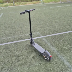 Svart elsparkcykel xiaomi pro 2 - Säljer en svart elsparkcykel med minimalistisk design. Den har stora hjul, smal ståplatta och styre med handtag. Perfekt för att ta sig fram snabbt i stan. Laddningsport och broms syns vid bakhjulet. Den har en räckvidd på 55km och kör i 25km/h. Jag har nyligen bytt batteriet till ett nytt. Går bara att hämta upp (Västerås)
