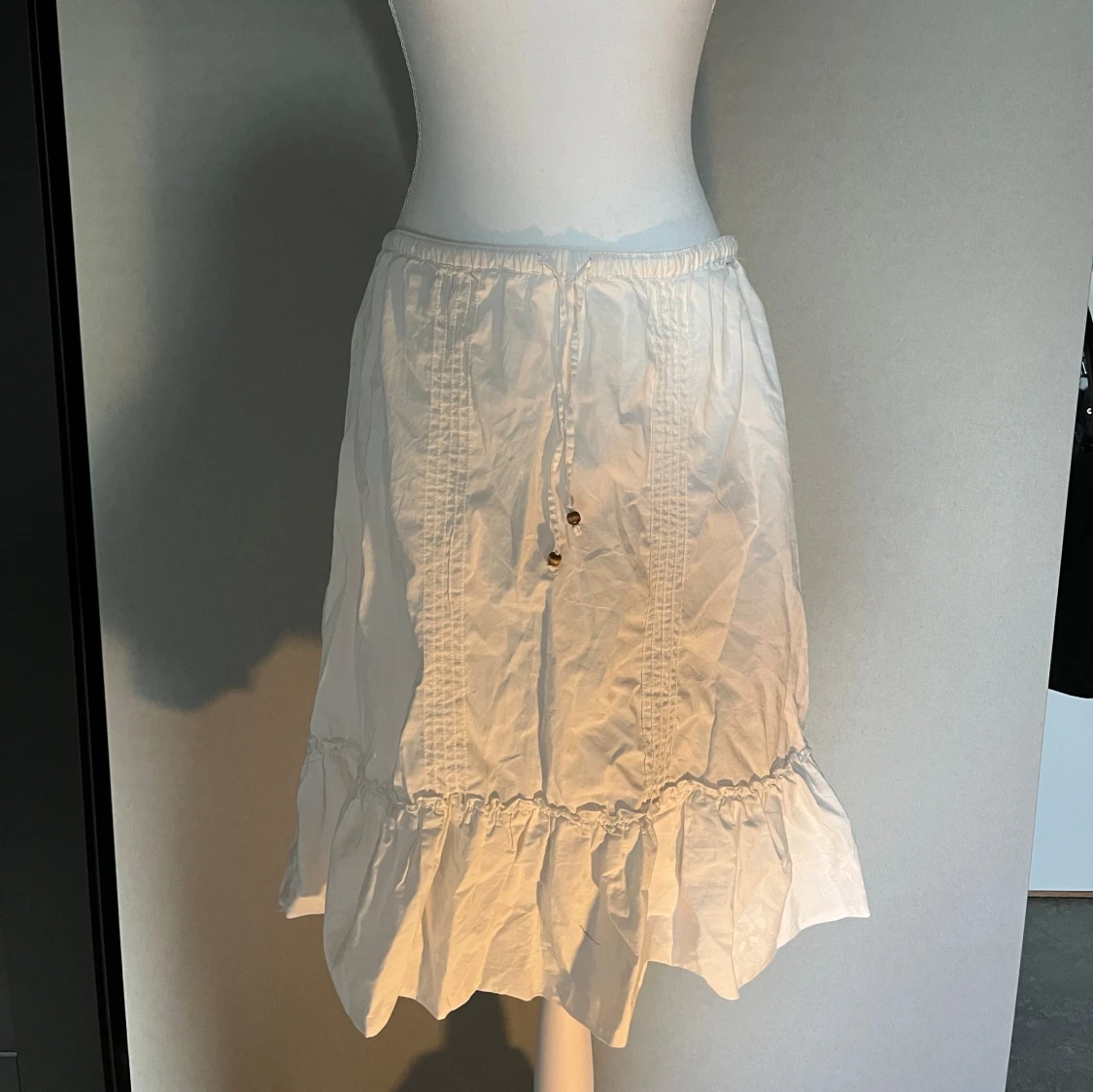 Vit volangkjol med knytband