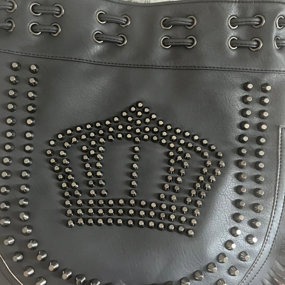 Svart axelväska med nitar och fransar - 3