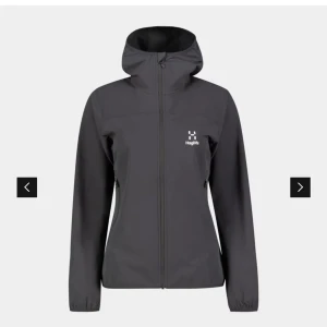 Svart vindjacka med huva från Haglöfs - Säljer en svart vindjacka från Haglöfs med huva och dragkedja framtill. Jackan har två sidofickor med dragkedja. Perfekt för blåsiga dagar och outdoor-aktiviteter. Köpt på xxl för 1299kr. I storlek S men passar xs-M. Knappt använd.