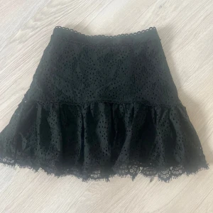 Kjolar & shorts  - Säljer även mycket mer fint på vinted som dessa varor för endast 50-100 kr. Så gå in och köp hos ”avapah”💕 (endast denna svarta kjol kvar )