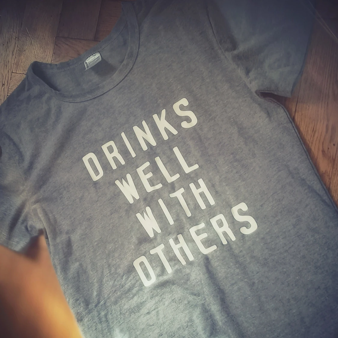 Grå t-shirt med texttryck - 4