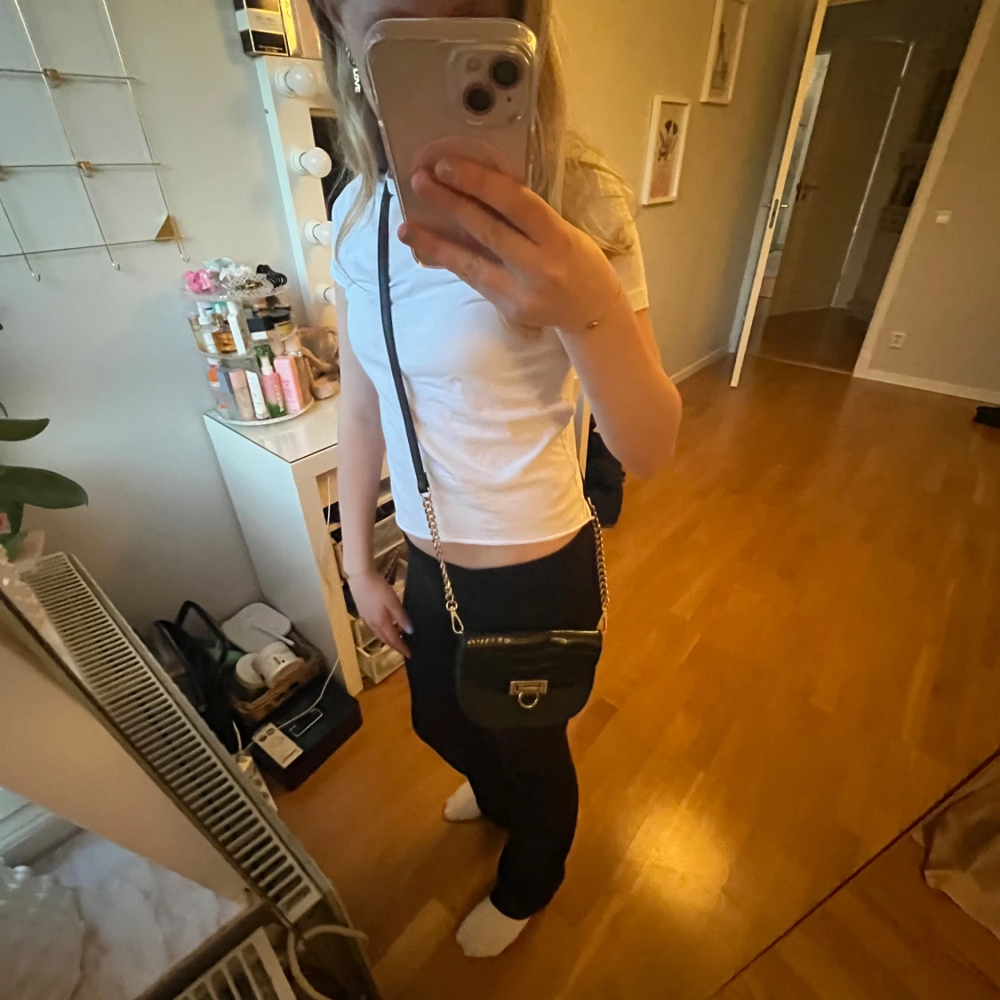 Svart axelväska med kedja och guldlås