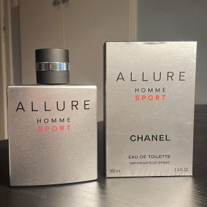Allure Homme Sport Eau de Toilette 100 ml. Dock använd men där är minst 75-80ml kvar. - Allure Homme Sport från Chanel är en fantastisk sommarparfym. Den är fräsch och luktar mycke citrus. Flaskan rymmer 100 ml, dock är den använd och där är cirka 75-80ml kvar. Parfymen är en eau de toilette med en modern och energisk doftprofil. 