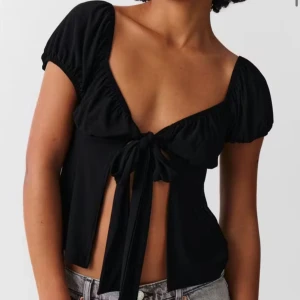 Snygg knyttopp - Knyttopp från Ginagricot med korta armar. Knappt använd och i storlek Xs