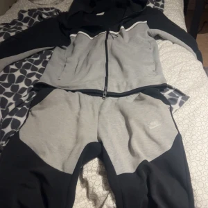 Nike teck fleece grå/svart - Nike tech fleece i nästan perfekt condition bara att färgen på märket på byxorna har försämrat. Nypris ca 2000kr mitt pris 1000