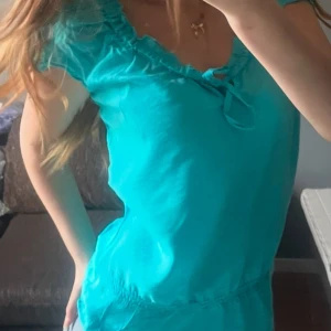 Snygg blus - Snygg blus turkos passar bra. Knappt använd💗 Skickar paket inom 1 dag