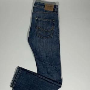 Jack and jones jeans - Ett par riktigt snygga och trendiga Jack and jones jeans i fint skick, storlek 27/30, slimfit, vid frågor är de bara att skriva // Gramenti 