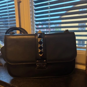 Valentino väska - Säljer min fina valentino väska💕har dustbag och äkthetsbevis från vestaire
