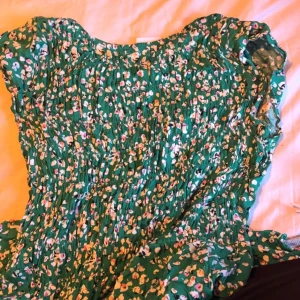 Grön blommig klänning från Saint Tropez - Säljer en grön klänning från Saint Tropez. Har använts max 2 gånger. Har inga skador eller liknande. 