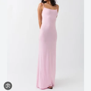 Ljusrosa långklänning med smala axelband - Säljer min ljusrosa klänning från Gina då den inte kommer till användning! Endast använd 1 gång🫶🏼 I storlek S