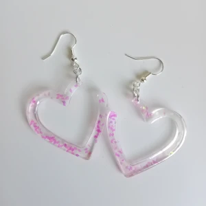 Egentillverkade örhängen  - Gjorda i resin. Öronkroken är nickelsäker och och aldrig använda 