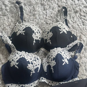 Initmissimi BH - 2 super fina blom bhar från intimissimi, Super bra skick! I storlek 80D Råkat köpa fel storlek, Dock är lappen avklippt på den svarta!! 1 för 325 båda  650 Pris kan diskuteras!!