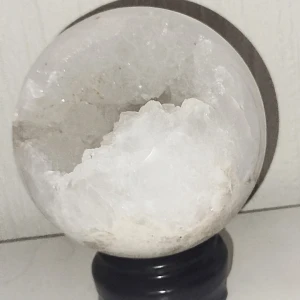 Kalcitklot med druzy på svart ställning - Säljer ett stort kalcit klot med druzy på 13,5cm i diameter. Vikt 1,ung Stället ingår 