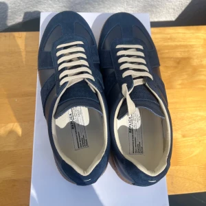 Maison Margiela GATS - Snygga marinblåa maison margiela gats. 