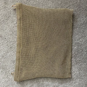 Guldig topp från Gina Tricot - Säljer en snygg guldig topp från Gina Tricot. Toppen är glittrig, enkel och stilren.
