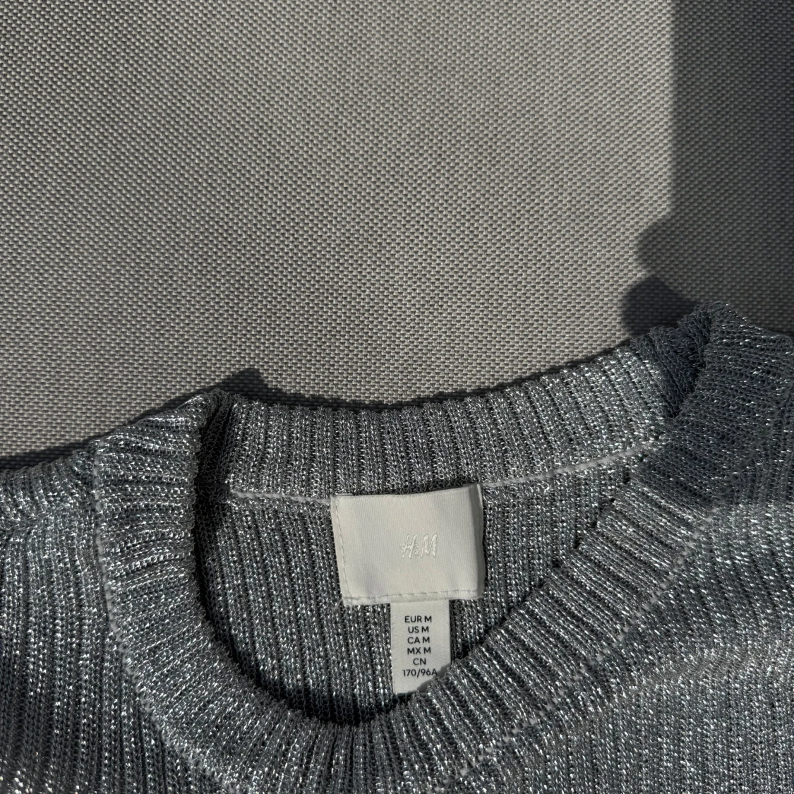 Glittrig ribbad topp från H&M - 1