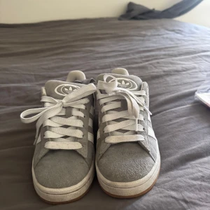 Grå Adidas Campus sneakers - Säljer mina gråa adidas campus! Dem är bra skick och använts fåtal gånger. Storleken är 39 1/3 men jag har vanligt vid 38 som i till exempel mina concerse och stan Smith! 