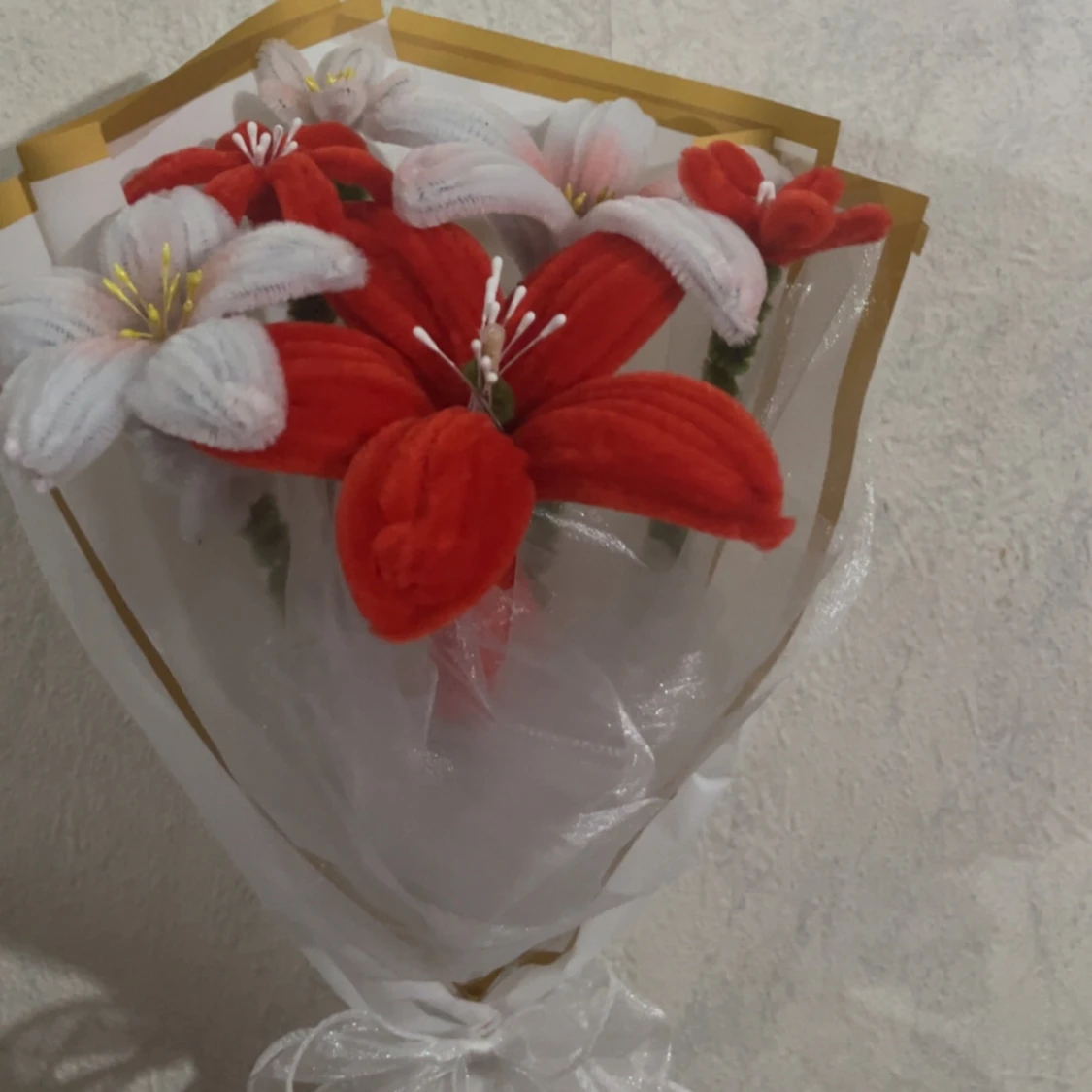 Bukett med handgjorda blommor i rött och vitt - 3