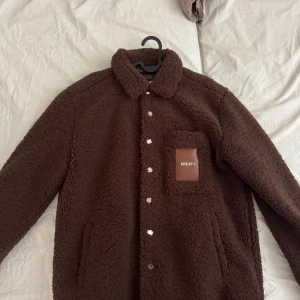 Brun teddyjacka från Axel Arigato -  teddyjacka från Axel Arigato bara använts en gång