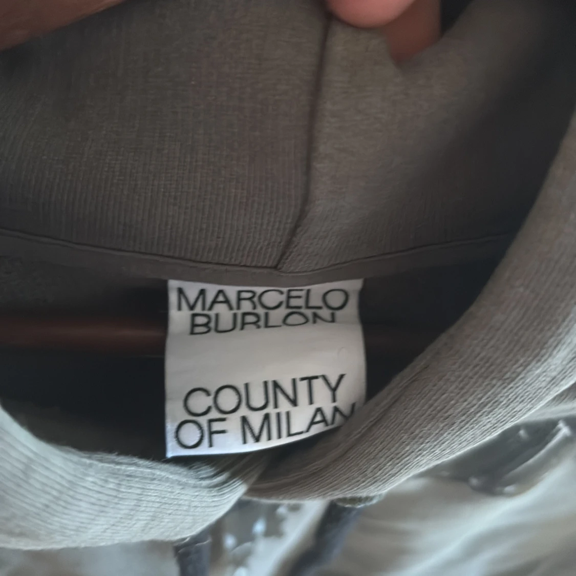 Grå hoodie med vingmönster från Marcelo Burlon - 2