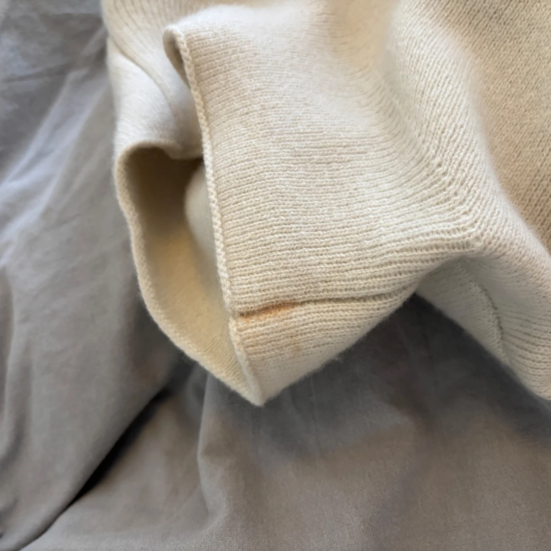 Beige stickad tröja med svarta ränder - 2