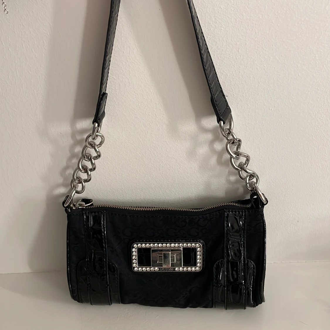Svart axelväska från Guess med kedjedetaljer