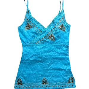 y2k vintage linne med paljetter  - Turkos linne med guld paljetter. Slita på sidorna. Från gammal Mango. Ingen storlek. Men passar en S. 