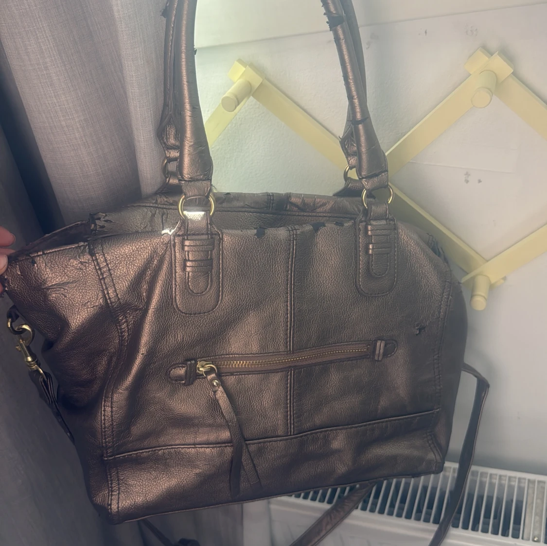 Bronsfärgad handväska med axelrem