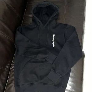Palm angels tröja  - Säljer denna oversized hoodien. Storlek S men lite större i storleken. Använd ett fåtal gånger. Hör av dig vid intresse 