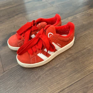 Adidas Campus - Röda adidas campus som är använda ett fåtal gånger, något noppriga inuti. I storlek 36 2/3