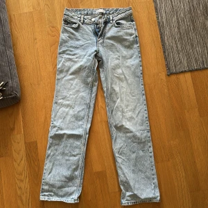 Ljusblå jeans från Gina Tricot - Säljer ett par ljusblå jeans från Gina Tricot Jeans i klassisk femficksmodell. Jeansen har raka ben och normal passform med gylf och knapp framtill. Dessa är även mid waist! Perfekta för en avslappnad stil.