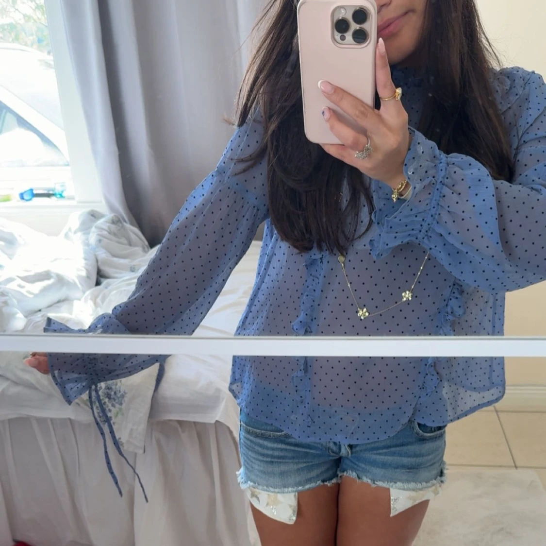 Blå transparent blus med volang och prickigt mönster