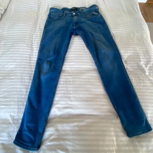Replay jeans blå - Säljer ett par blå replay jeans då jag inte använder dem. 