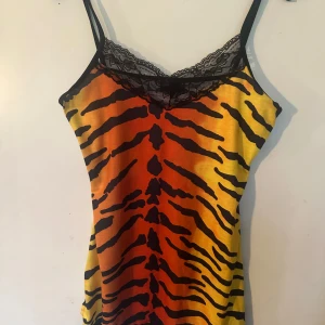 Linne fr Insanity M/L - Linne helt nytt fr Insanity. Lite Stretchig. Storlek M/L.