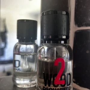 2 Wood Eau de Toilette från DSQUARED2 - Fräsch träig och citrusaktig karaktär,  Flaskan rymmer 30 ml från början men är använd ett par gånger. 