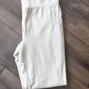 Vita mjukisbyxor från Juicy Couture - Säljer ett par vita mjukisbyxor från Juicy Couture i storlek M. Byxorna har en broderad Juicy Couture-logga framtill och är tillverkade i mjukt material med normal passform och resår i midjan.