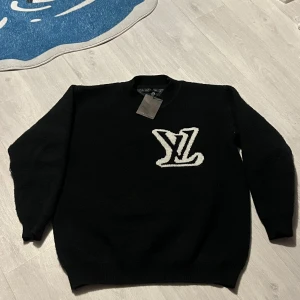 Louis Vuitton sweatshirt  - Säljer min lv tröja då den är för liten på mig riktigt skön och varm inte använd så många gånger hör av er om frågor
