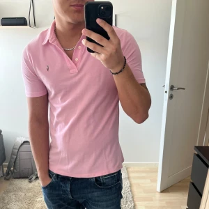 Rosa pikétröja från Polo Ralph Lauren - Säljer en klassisk rosa pikétröja från Polo Ralph Lauren. Säljer den på grund av att den är för liten för mig.