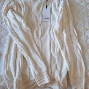 Vit stickad tröja från Lindbergh - Helt ny. 