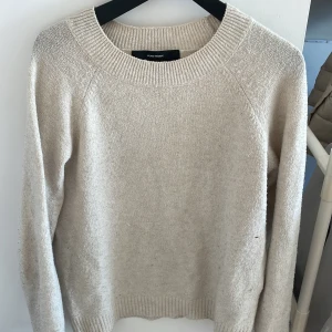 Beige stickad tröja från Vero Moda - Mysig beige stickad tröja från Vero Moda med rund halsringning och långa ärmar. Perfekt för lager-på-lager och enkel att matcha med olika outfits. Klassisk och stilren design.
