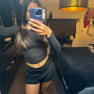 Svarta minishorts från Zara - Säljer ett par fina minishorts från Zara. Dom är i storlek M. Jag har storlek S därför sitter dom lite baggy. 