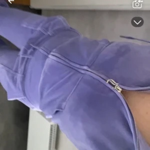 Lila juicy dress - Säljer ett par lila mjukisbyxor i mjukt velourmaterial med dragkedja och fickor. Byxorna har normal passform och resår i midjan. Perfekta för en avslappnad stil.