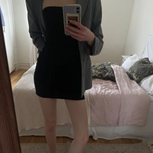 Svart mini dress - Sjukt snygg fest klänning!! Funkar med allt och sitter bra så den glider inte ner🖤🖤använd 1 gång 