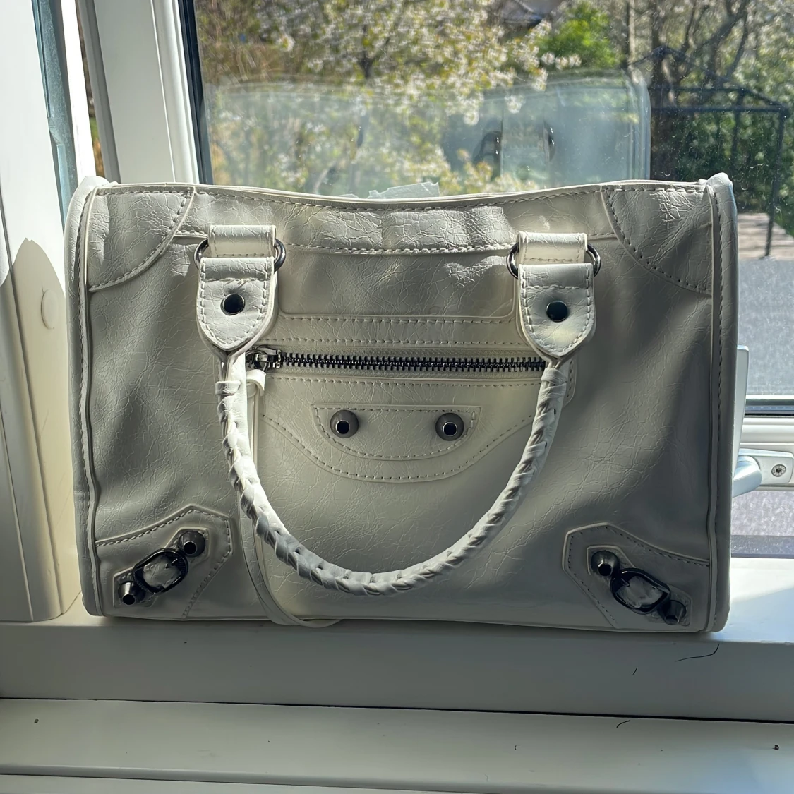 Vit handväska med silverdetaljer - 1