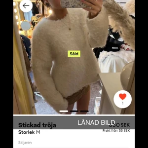 Vit stickad tröja från H&M - Supermjuk och fluffig vit stickad tröja med rund hals och långa ärmar. Perfekt för att hålla sig varm och mysig under kyliga dagar. Enkel och stilren design som passar till det mesta.🫰🏼🌸
